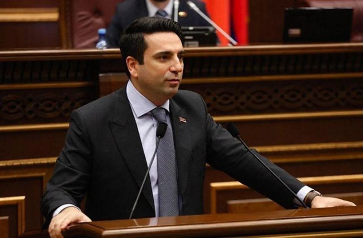 Alen Simonyan parlamentlə VİDALAŞDI-Məni bağışlayın!