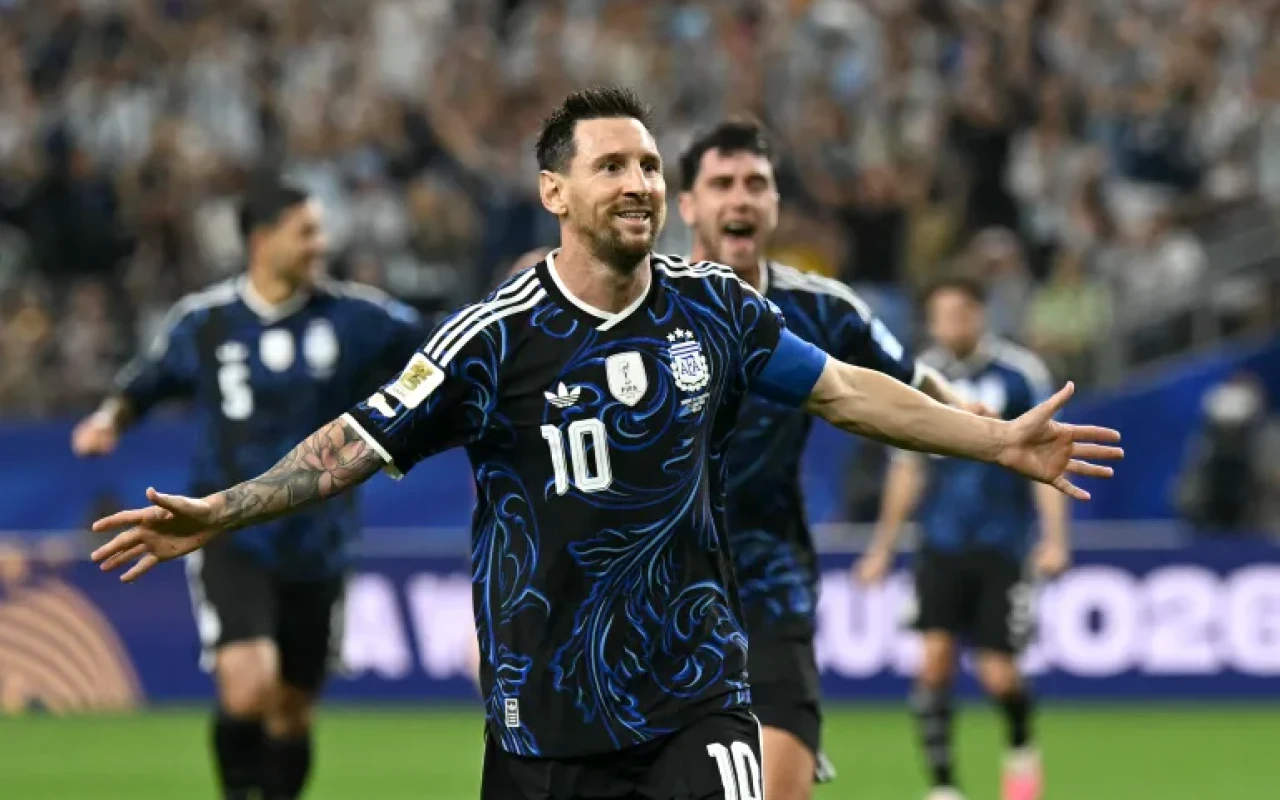 Messi Maradonanı keçdi