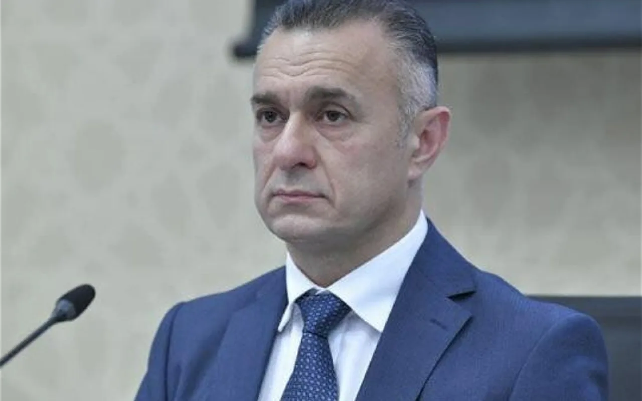 Nazir direktoru işdən çıxardı - FOTO