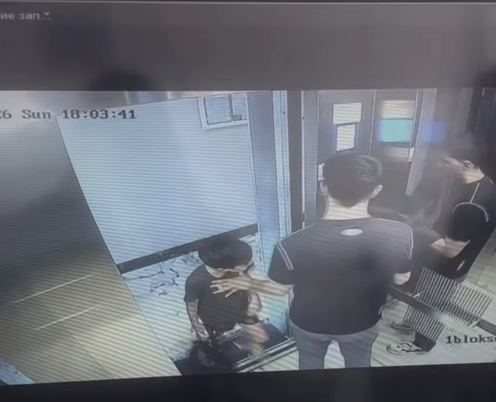 Liftdə autizmli azyaşlıya edilən zorakılığın GÖRÜNTÜLƏRİ