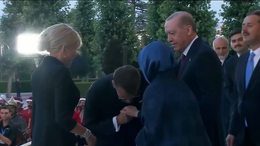 Makron Əminə Ərdoğanın əlini öpmək istədi, o isə geri çəkildi