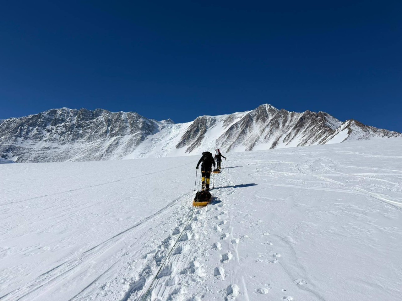 3 min metrdən yuxarıda dəhşət: İki alpinist yıxıldı