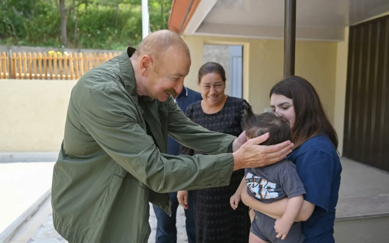 İlham Əliyev Kiçik Qaladərəsi kəndində olub, sakinlərlə görüşüb