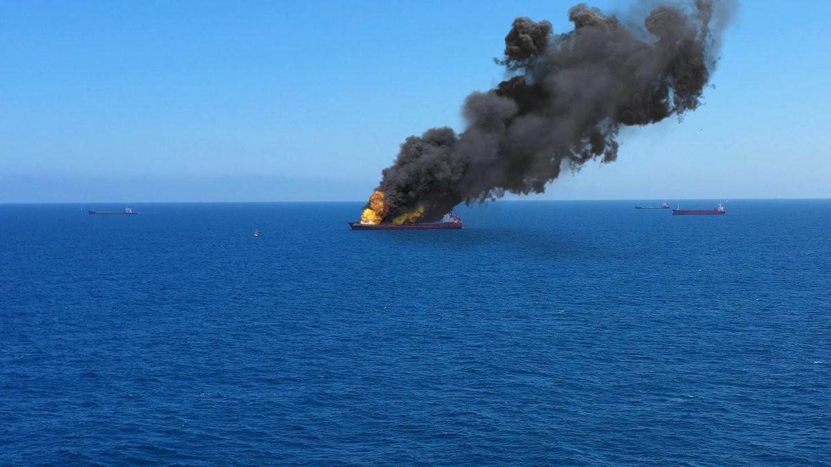 Oman sahillərində tanker partlayışdan sonra yanıb 