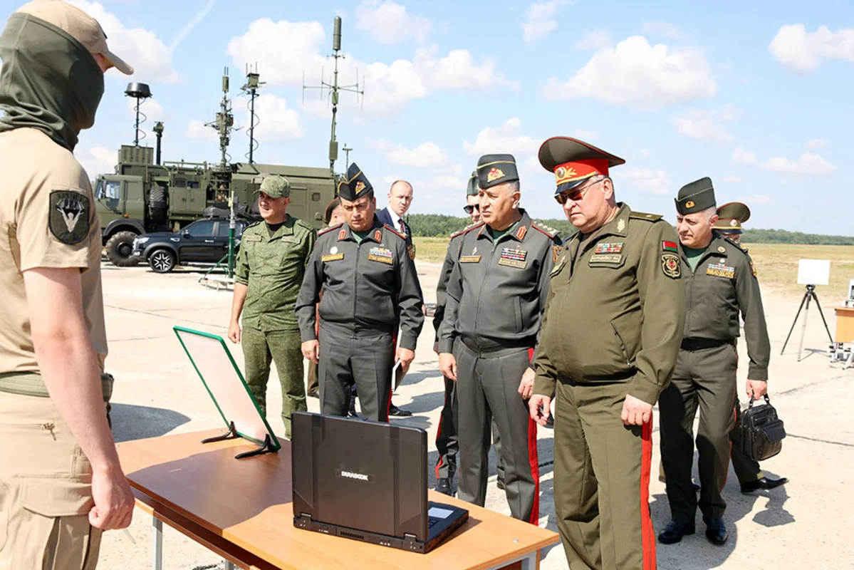 Kərim Vəliyev Belarusda hərbi obyektlərlə tanış olub
