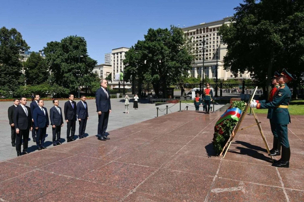Bayramov Moskvada \"Naməlum əsgər\" məzarını ziyarət etdi