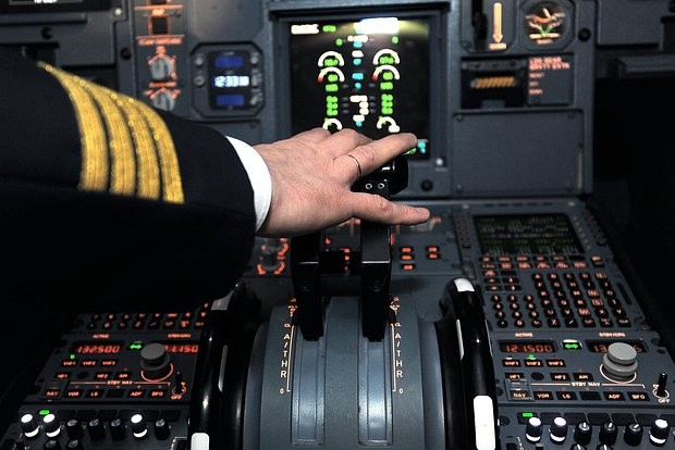 Rusiyada pilot və stüardessa sərxoş halda uçuşa gəliblər