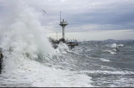Güclü fırtına İstanbulda ciddi problemlər yaratdı&nbsp;