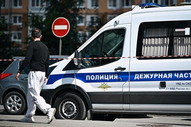 Rusiyada sərxoş kişi həyəti təmizləyən yeniyetməni GÜLLƏLƏDİ