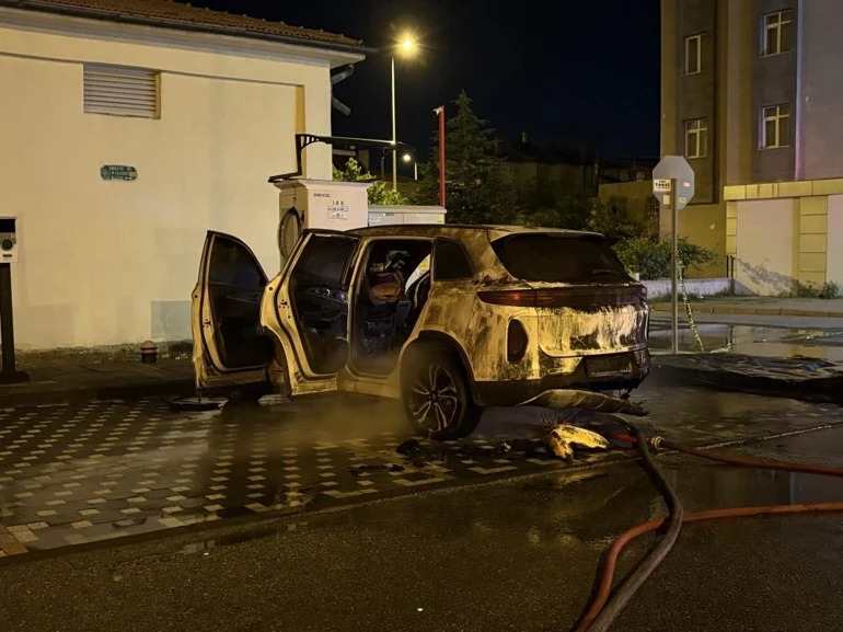 Türkiyədə avtomobil şarj zamanı alovlanaraq PARTLADI
