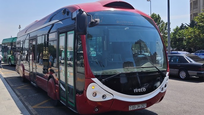 Bakıda avtobusla yük avtomobili TOQQUŞDU