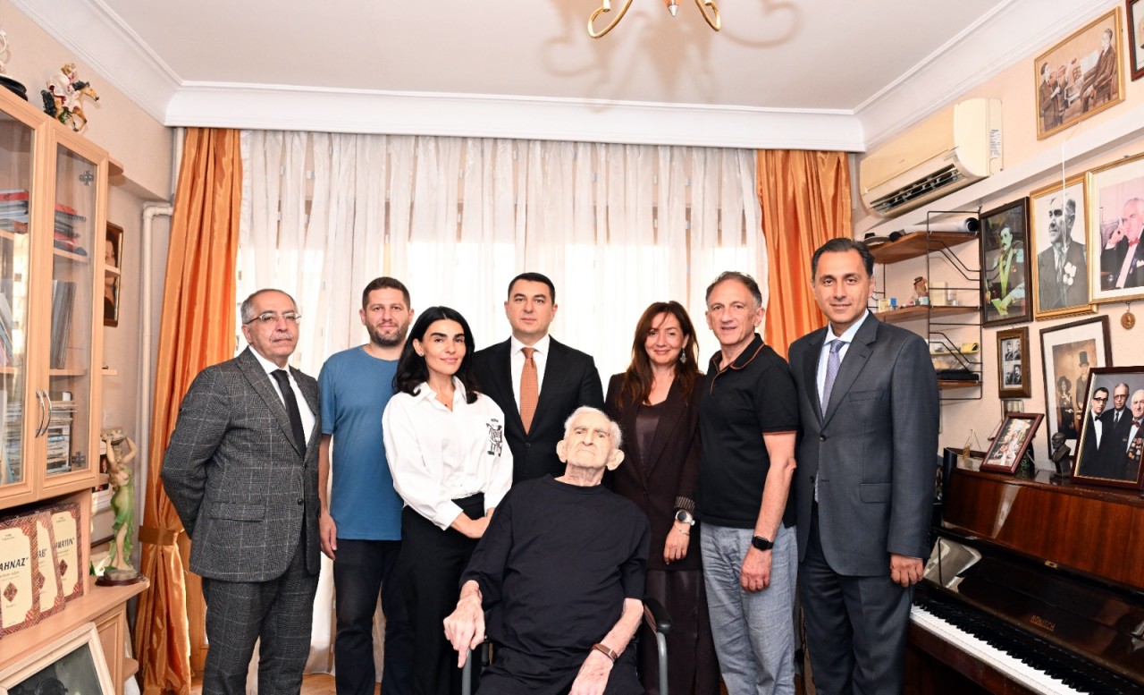 Adil Kərimli Xalq artisti Tofiq Bakıxanovu evində ziyarət edib