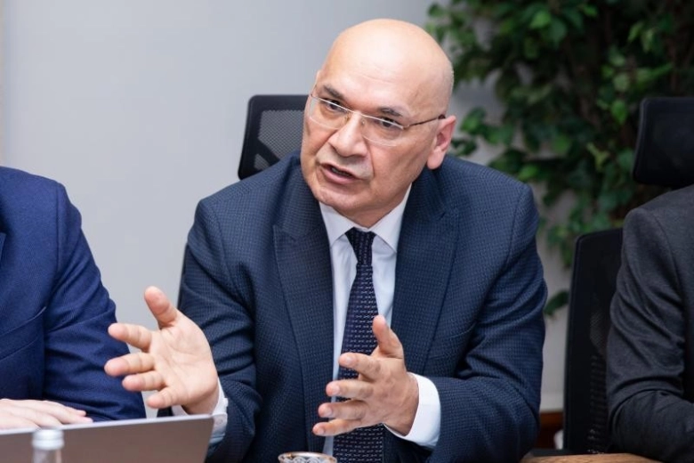 Kartlardan pul silinib, yoxsa oğurlanıb?