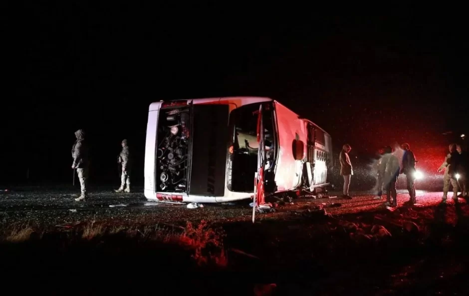 Turistləri daşıyan avtobus QƏZAYA DÜŞDÜ - Yaralılar var