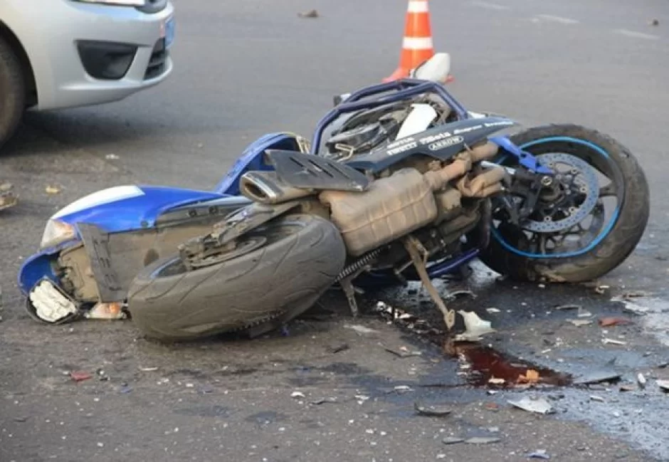 Motosiklet məscidə çırpıldı, ÖLƏN VAR