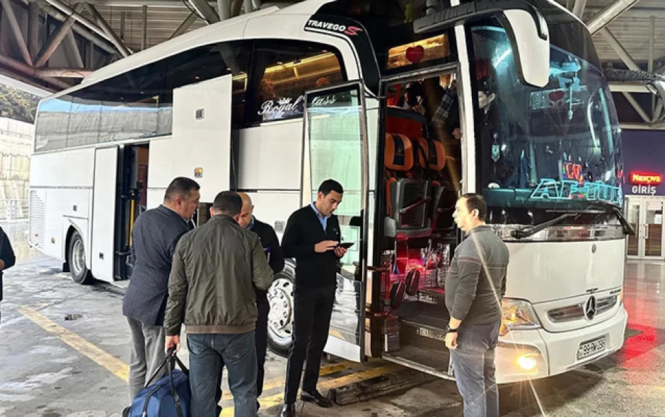 Laçına ilk avtobus yola düşdü 