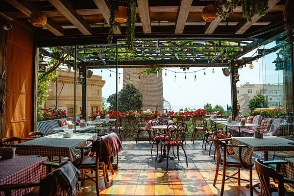 Bakıda məşhur restoranda müğənni bıçaqlandı- Təfərrüat