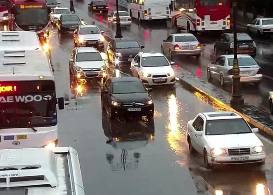 Yağışla bağlı Bakı yollarında sıxlıq yarandı - SİYAHI