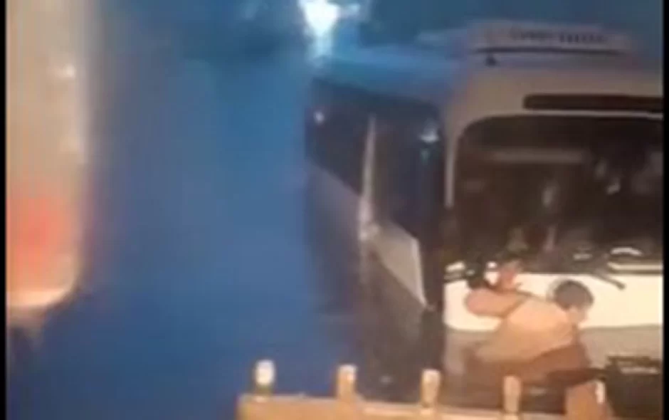 Mərdəkan tunelində avtobus batdı - VİDEO