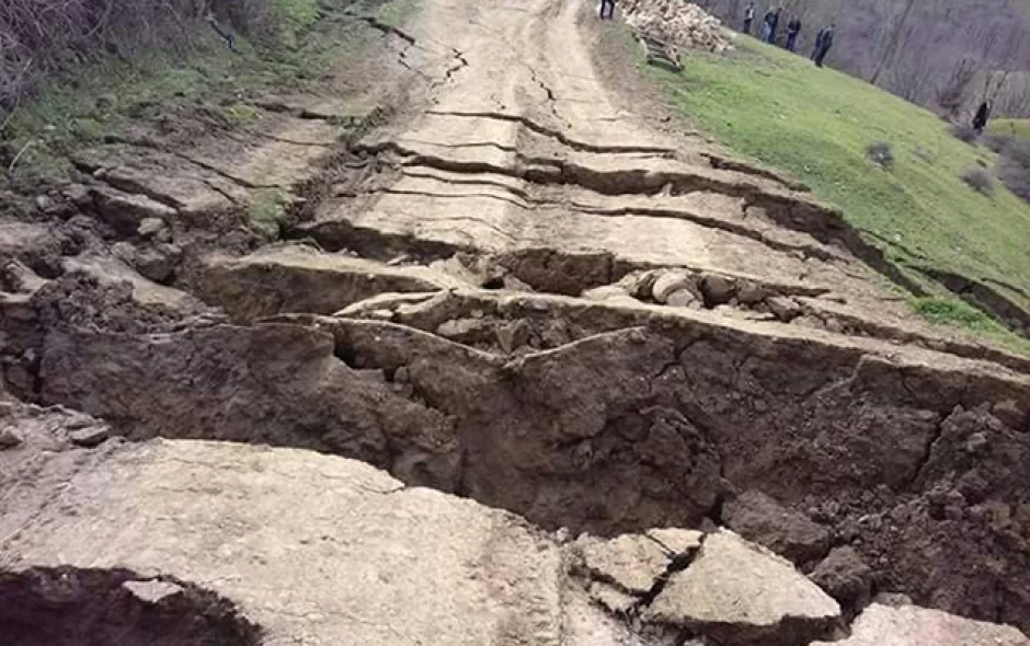 Namazgah-Lahıc yolunda uçqun olub 