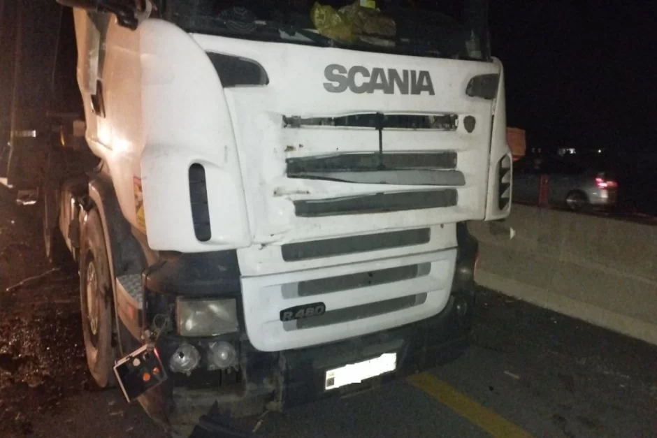 Yük maşını beton arakəsməyə çırpıldı 
