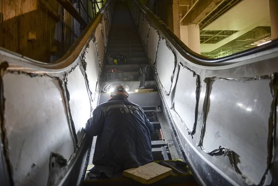 Metroda ŞOK: Uşağın barmaqları eskalatorda QALDI