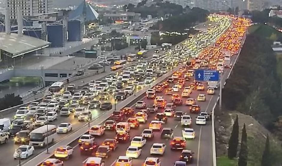 24 əsas yolda tıxac var 