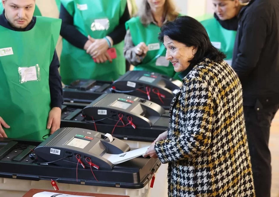 Gürcüstan prezidenti parlament seçkilərində səs verə bilmədi 