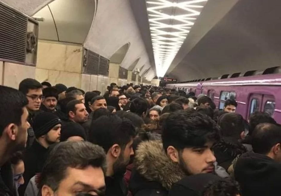 Qatar xarab oldu -  Metroda sıxlıq yarandı