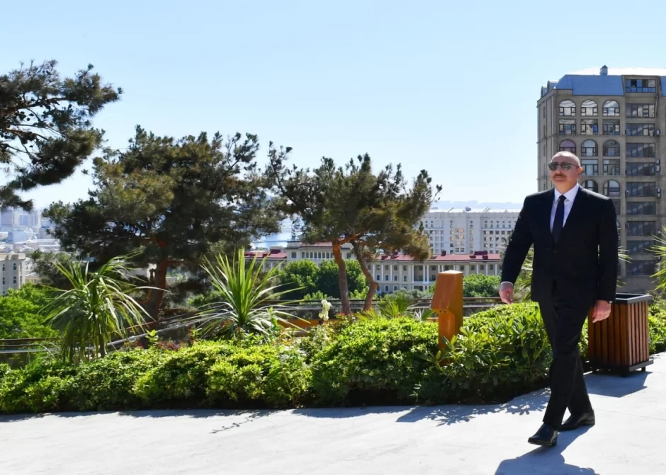 Prezident Bakıda yeni salınan parkda