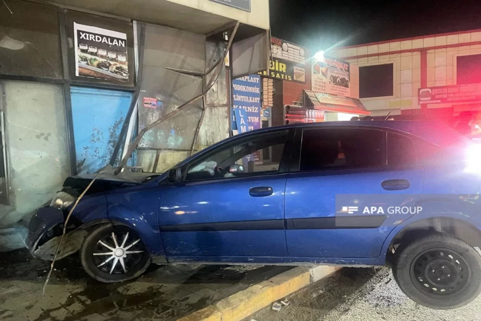 Sumqayıtda avtomobil mağazaya çırpıldı - FOTO