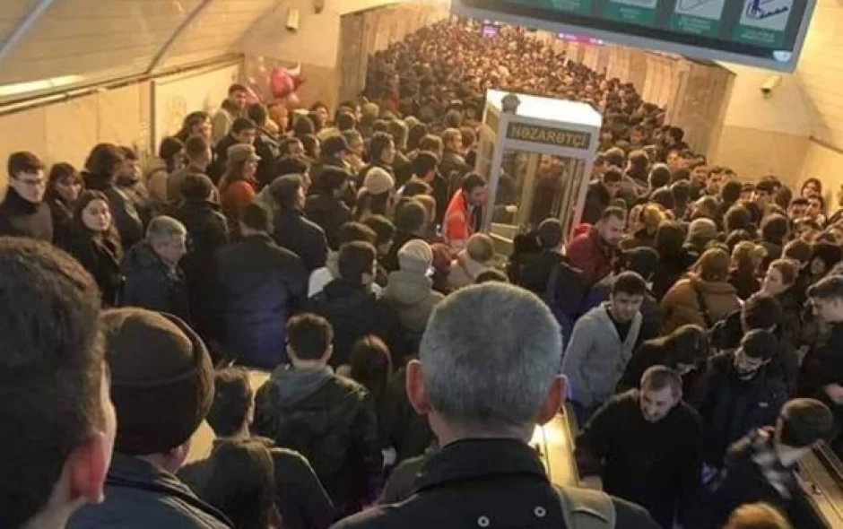Bakı metrosu axşam saatlarında - İzdiham yaşanıb