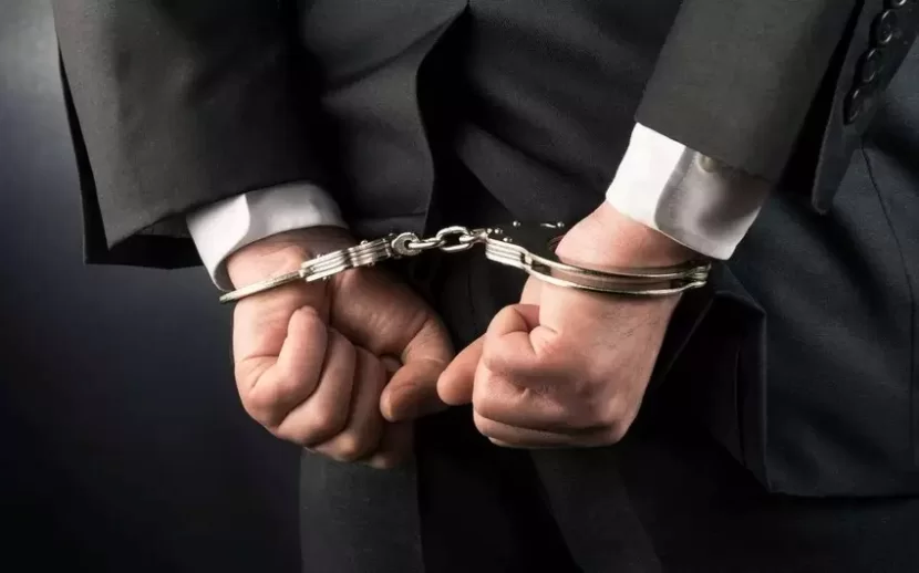 Dostunu vəhşicəsinə öldürdü, meyitini 2 həftə divanda gizlətdi - ŞOK