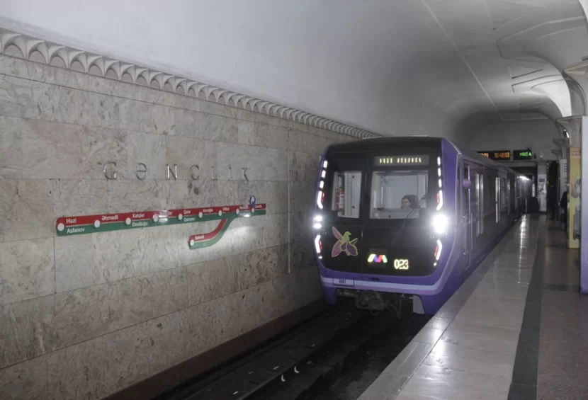 Bakı metrosunda nə baş verib? - Sərnişinlər qatardan düşürüldü