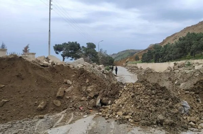 Qubada torpaq sürüşməsi: Kəndin əsas yolu bağlandı - Foto