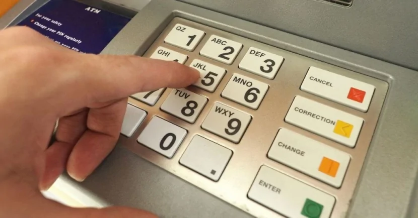 Kartlardan 16 min manata yaxın pul oğurlandı