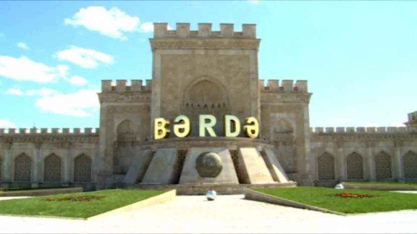 Bərdədə FACİƏ: Şagird üçüncü mərtəbədən yıxıldı
