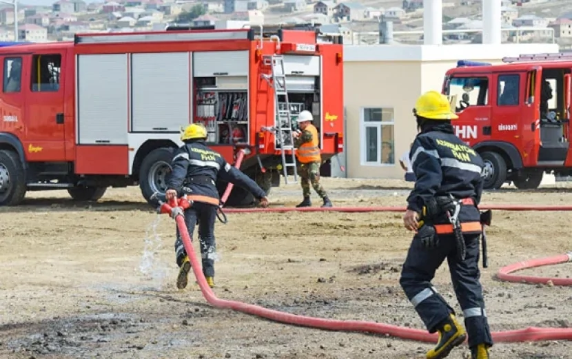 Binəqədidə açıq ərazi yanır