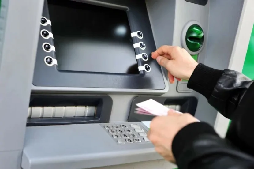 Kartlardan 32 min manatdan çox pul oğurlandı