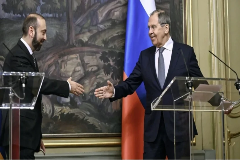 Mirzoyan Lavrovu Ermənistanın daxili işlərinə qarışmamağa çağırıb