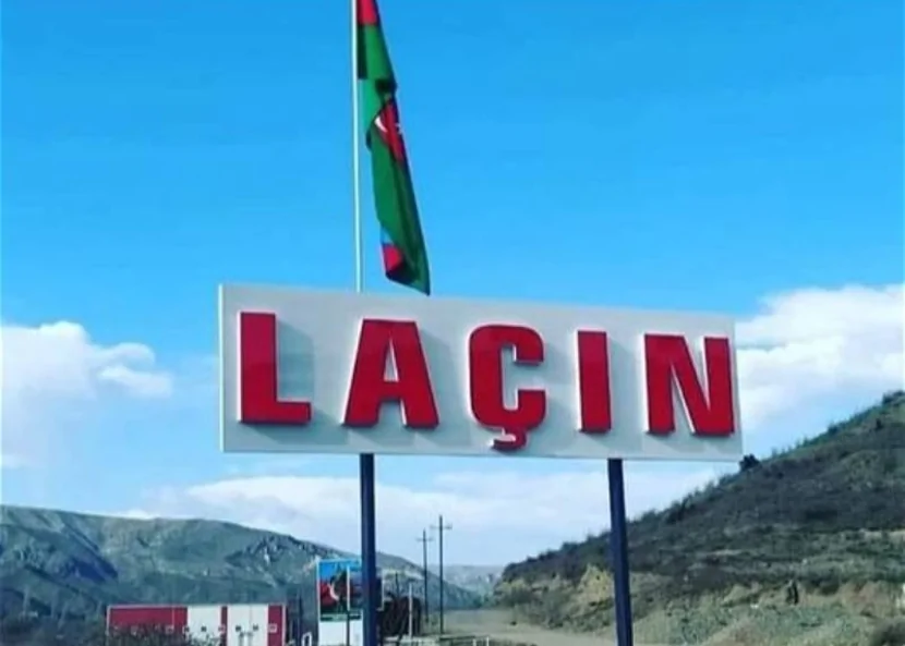 Laçında yük maşını dərəyə aşdı