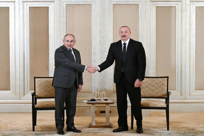 İlham Əliyev ilə Nikol Paşinyan arasında görüş davam edir
