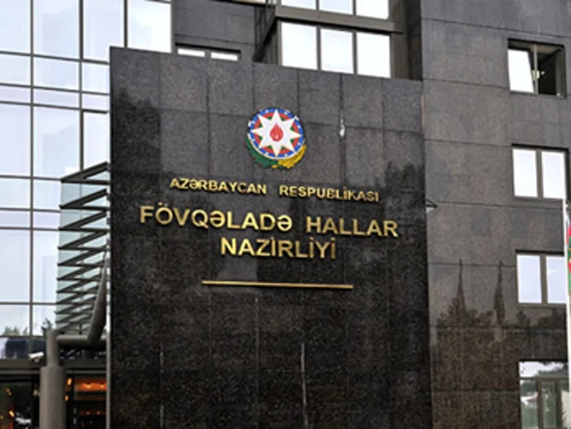 Bakıda maşın yanıb