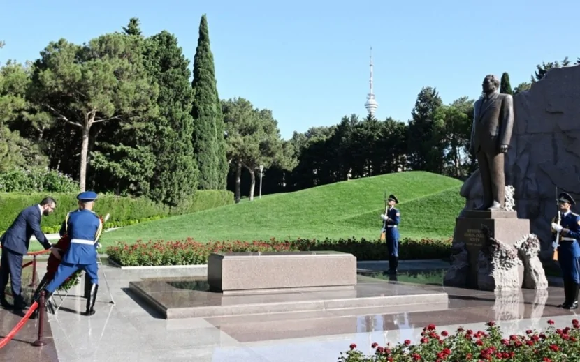 Prezident Ulu Öndərin məzarını ziyarət edib