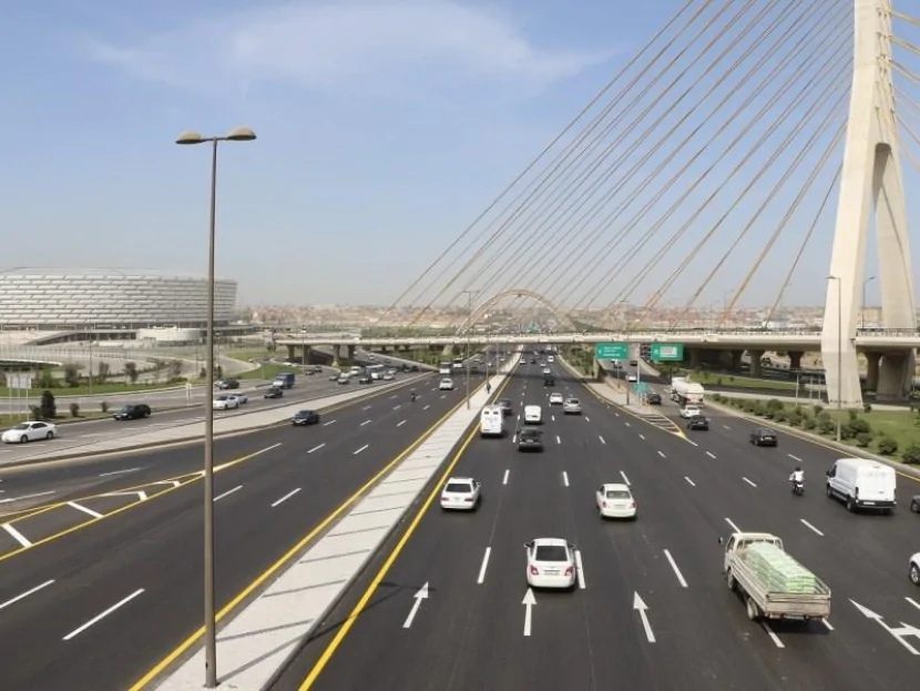 Aeroport yolunda qəza- Hərəkətdə sıxlıq yarandı