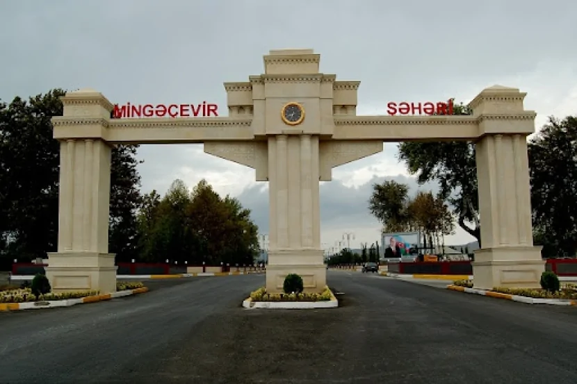 Atasının məzarı üstdə sirkə turşusu İÇDİ