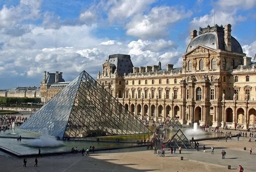 Paris Luvr muzeyinin direktoru İSTEFA verib