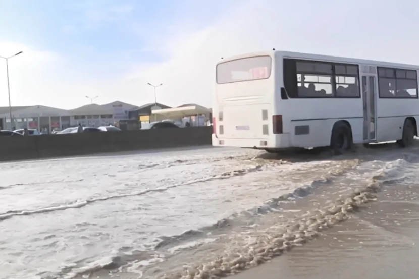 Suyun içində yol: Piyadalar təhlükə ilə üz-üzə qalıblar
