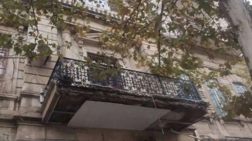 Bakıda TƏHLÜKƏLİ ANLAR- Binanın eyvanı UÇDU