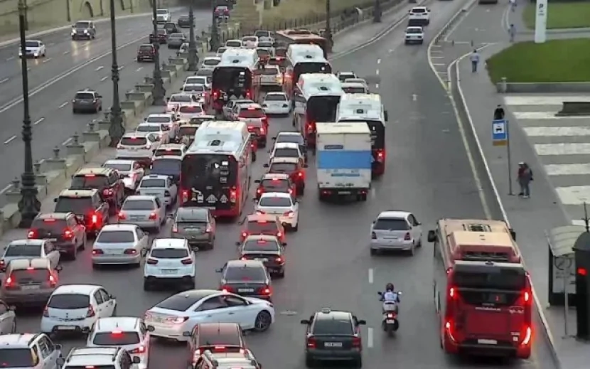 12 istiqamətdə tıxac var